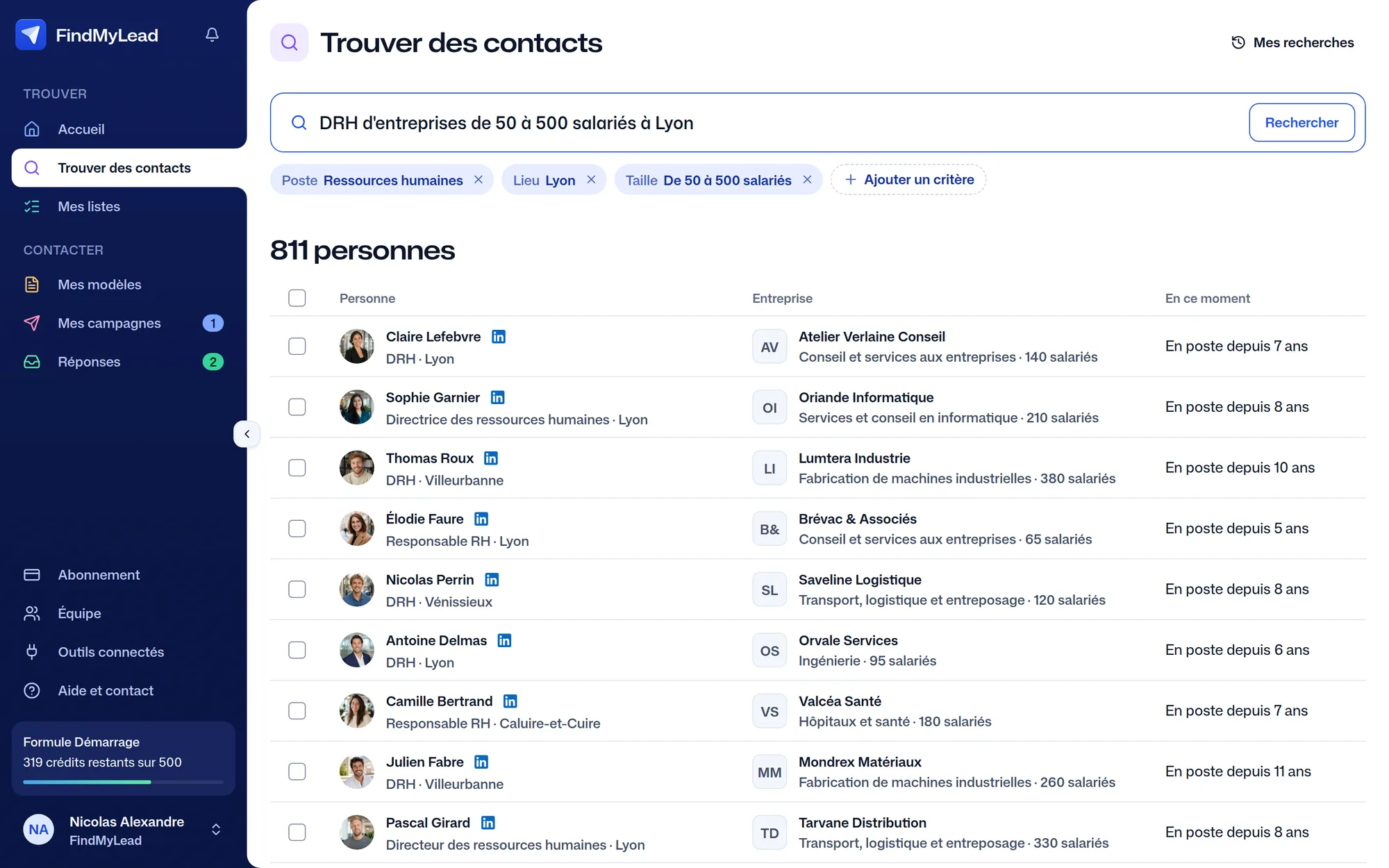 La recherche de contacts FindMyLead : la phrase « DRH d'entreprises de 50 à 500 salariés à Lyon » et 811 personnes trouvées, chacune avec son entreprise et son ancienneté.